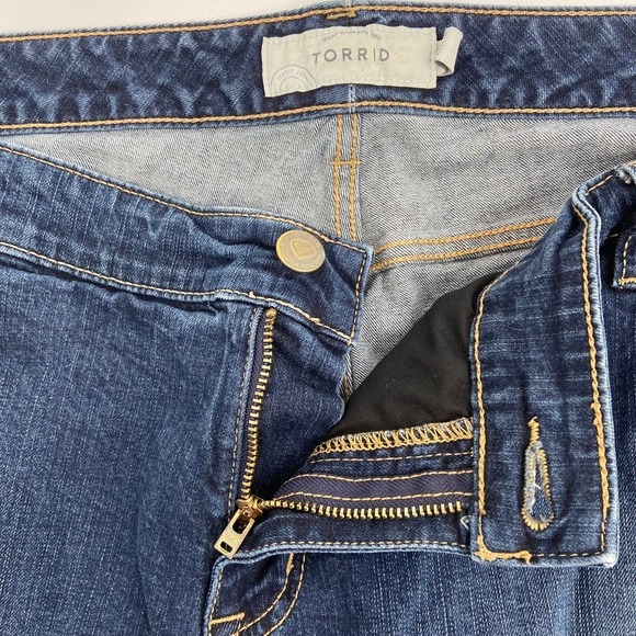Torrid Jean Shorts Medium Wash Stretch Denim 12 Inch Inseam Women's 26 - Picture 11 of 11